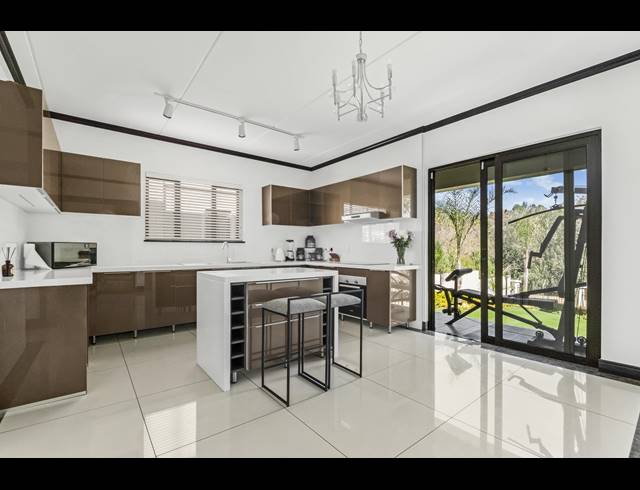 4 BEDROOM CLUSTER FOR SALE IN MAROELADAL